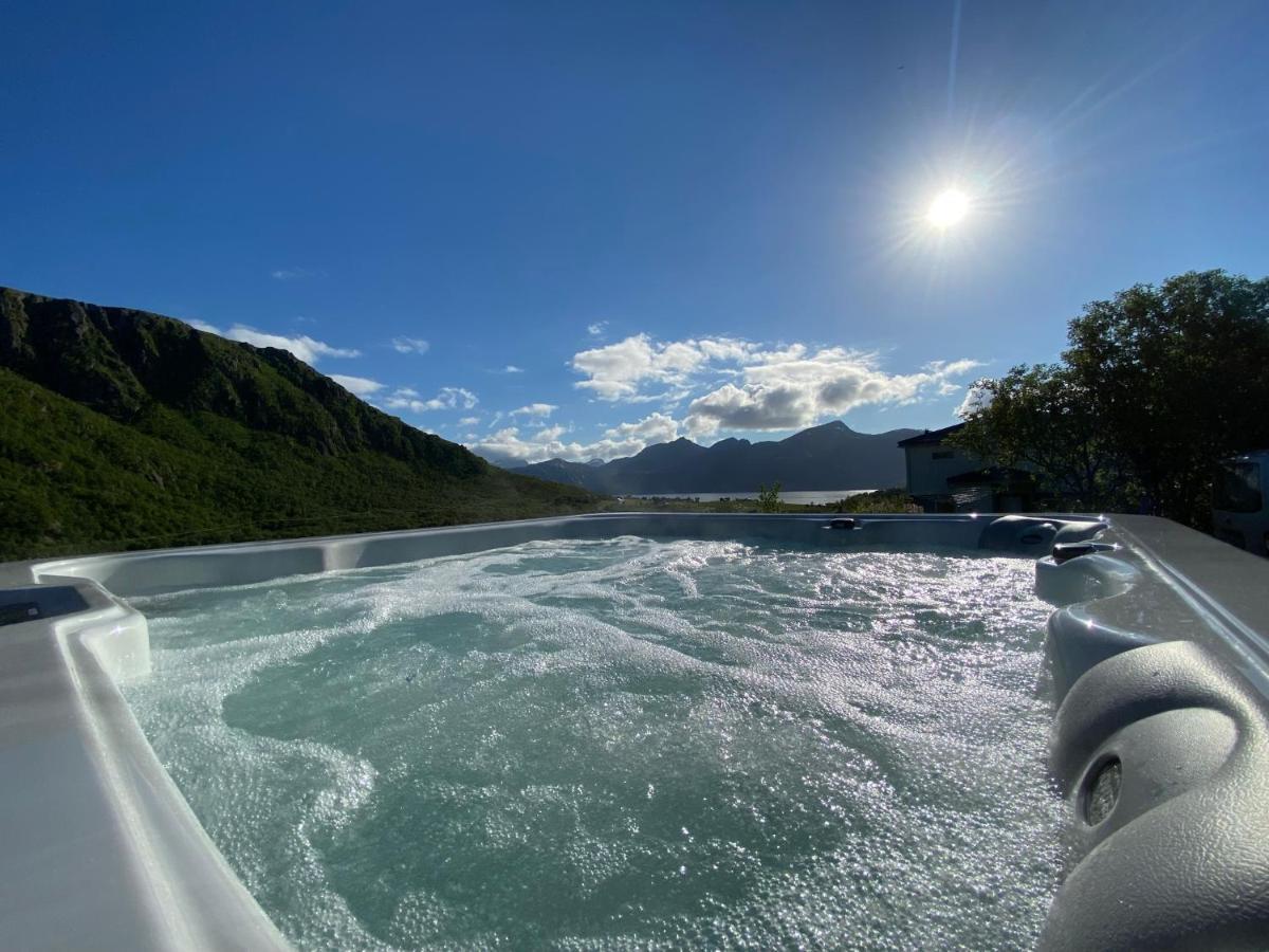 Villa Med Jacuzzi Og Nydelig Utsikt Gravdal  ภายนอก รูปภาพ